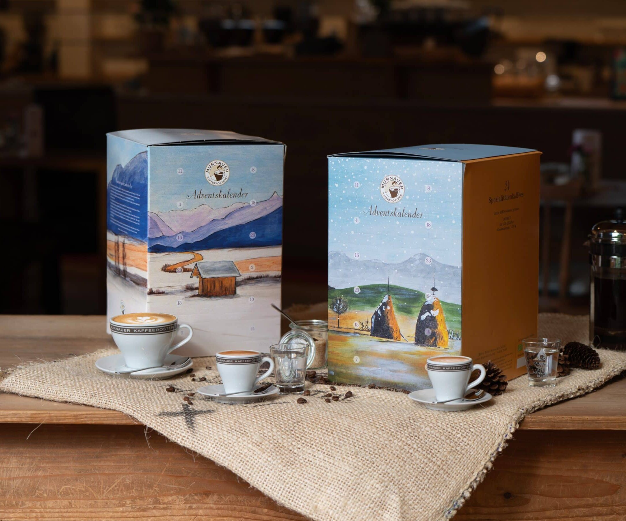 Kaffee-Adventskalender - beide Modelle schon angerichtet auf einem Tisch in einem Café