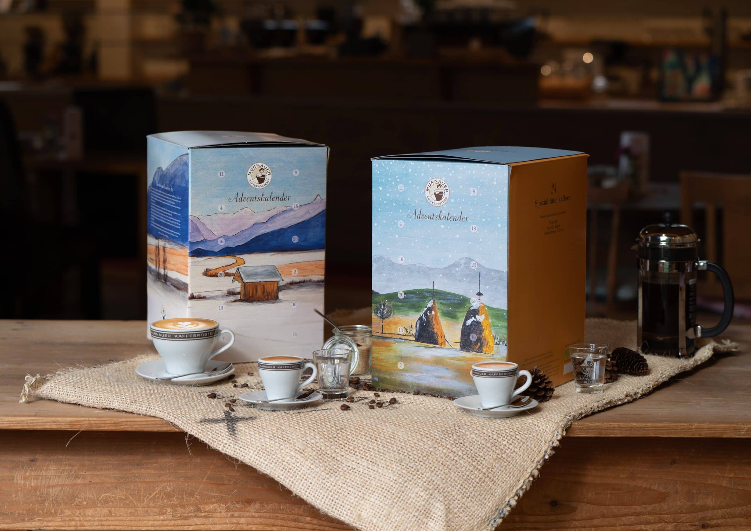 Kaffee-Adventskalender - beide Modelle schon angerichtet auf einem Tisch in einem Café