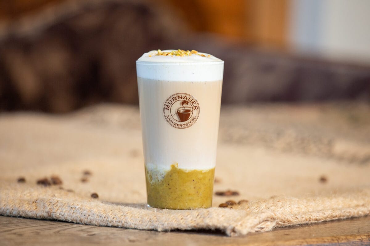 Pistazien Latte - Kaffeekreation fertig zubereitet auf einem Tisch