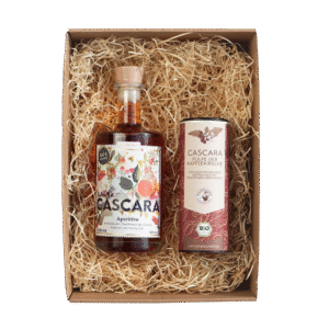 Cascara-Set: Likör und Tee in Geschenkverpackung als Packshot Freigestellt