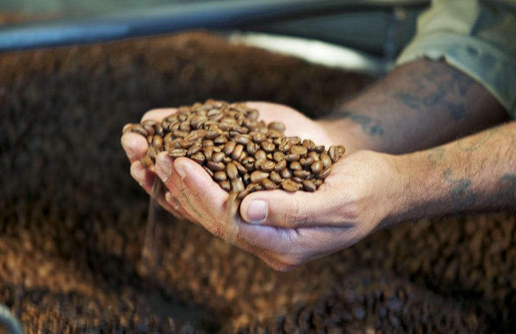 Röster Murnauer Kaffeerösterei Gardiner Smith 1024x663 1 - Wie gelingt eine gute Crema?