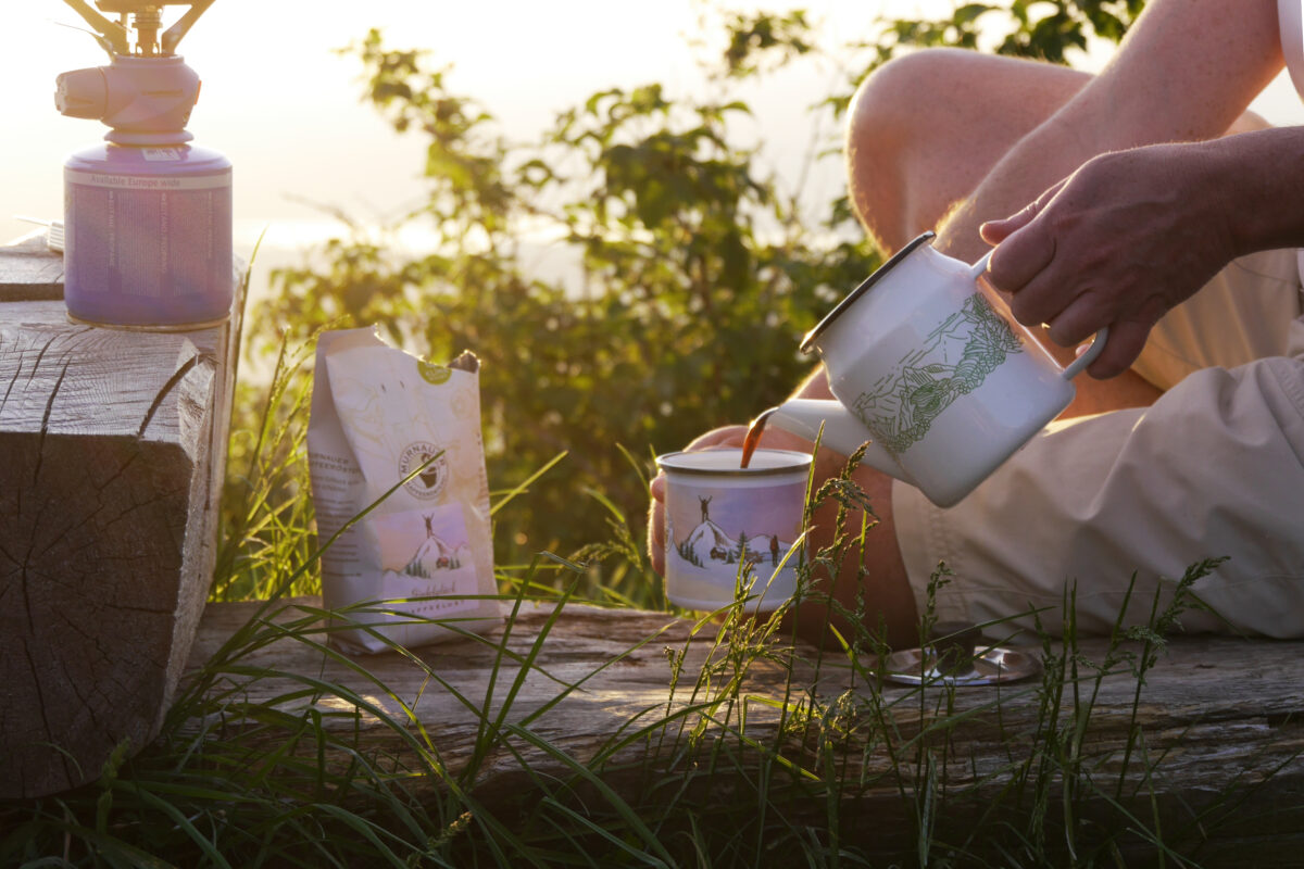 Outdoor-Coffee: Warum Kaffee draußen anders schmeckt 1 Outdoor-Coffee: Kaffee draußen anders schmeckt - Kaffee zubereitet mit Gaskocher in der Natur