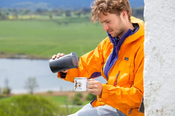 Cowboy coffee wird in eine Cowboy-coffee Emailletasse eingegossen